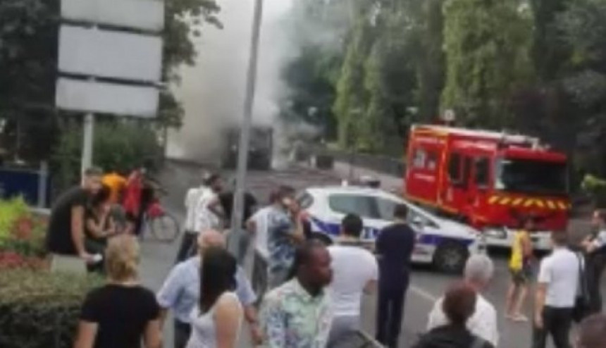 U Parizu se zapalio autobus