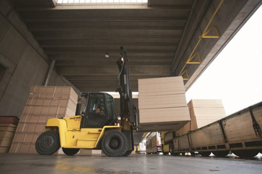 Radnika udarile metalne šipke 