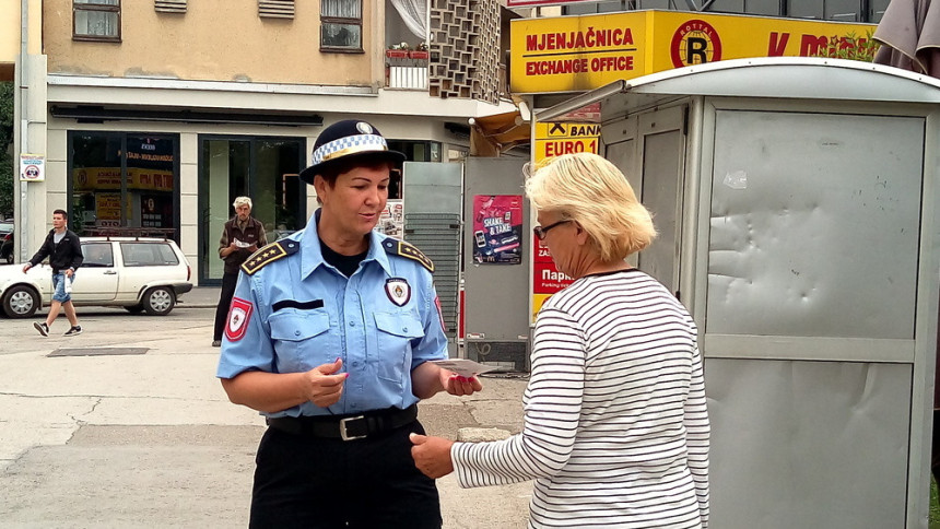 “Pogledaj iza maske“