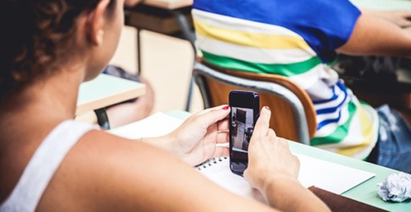 Grčki ministar zabranio mobilne telefone u školama