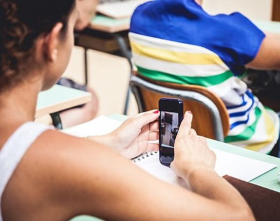Grčki ministar zabranio mobilne telefone u školama