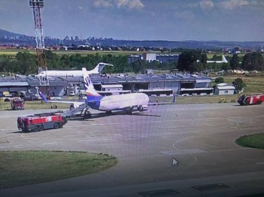 Avion prinudno sletio zbog dima