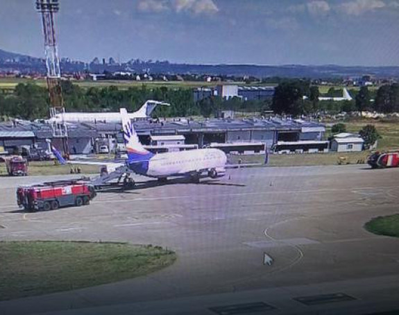 Avion prinudno sletio zbog dima