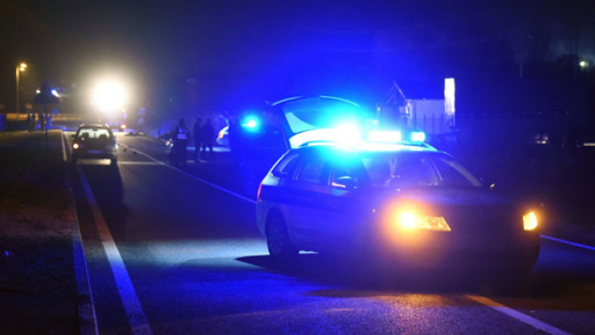 Udario u stablo: Preminuo mladić