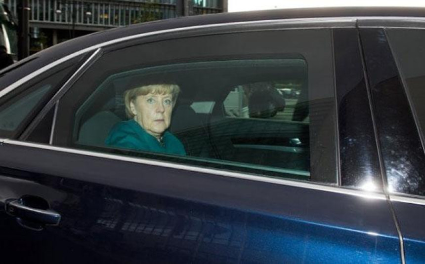 Merkel izbjegla atentat suzavcem u Pragu?!
