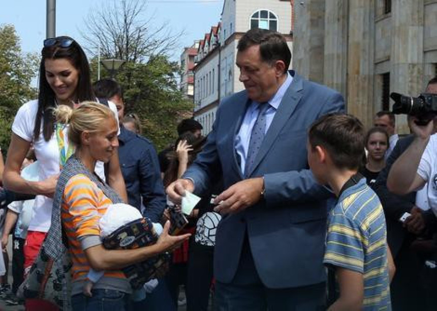 Dodik počastio Romkinju sa 100 evra!