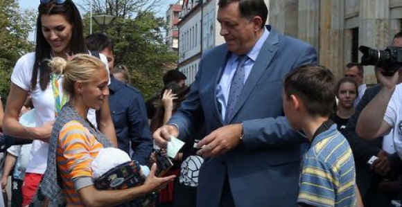 Dodik počastio Romkinju sa 100 evra!