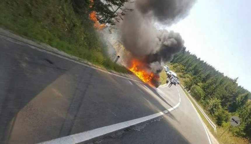 Ауто се запалило током вожњие