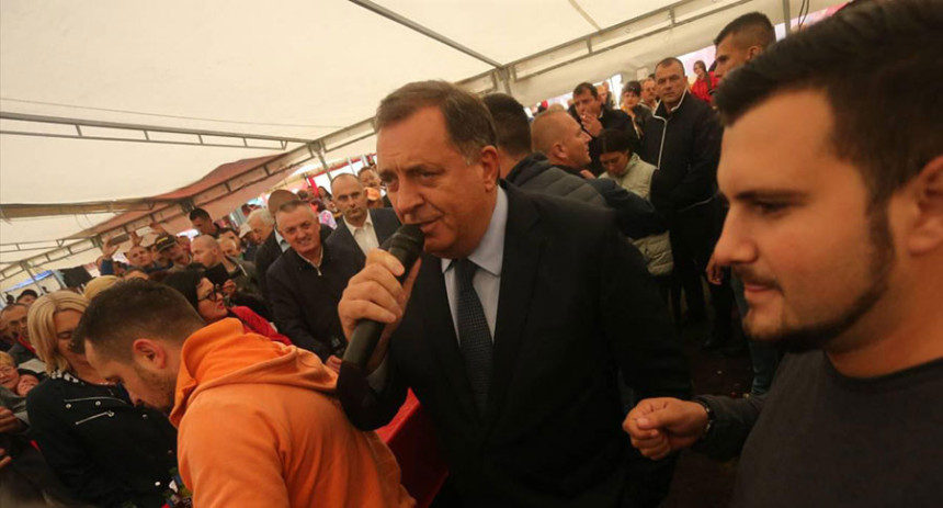 Dodik ponovo pjevao na zboru