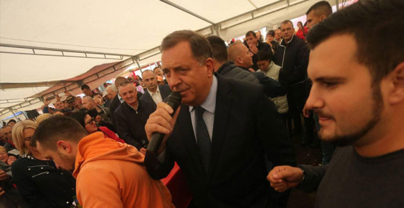 Dodik ponovo pjevao na zboru