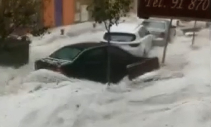 Мадрид захватила јака олуја, вода носила аутомобиле