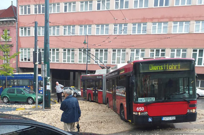 SA: Kiša nanijela veće količine pijeska na ulice