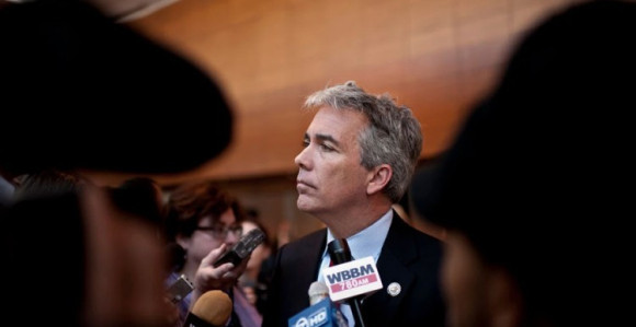 Радио водитељ стаје на црту Доналду Трампу