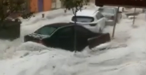 Madrid zahvatila jaka oluja, voda nosila automobile