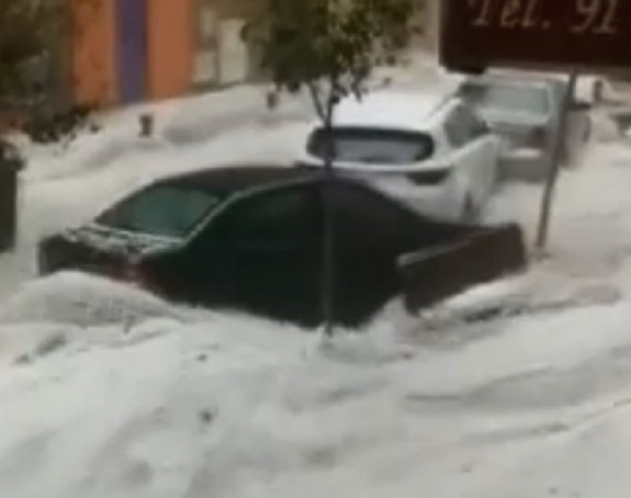 Мадрид захватила јака олуја, вода носила аутомобиле
