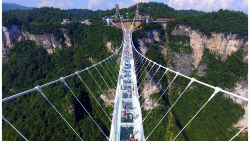 Највиши стаклени мост на свијету поново отворен