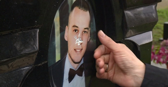 Vandali polupali spomenik mladiću