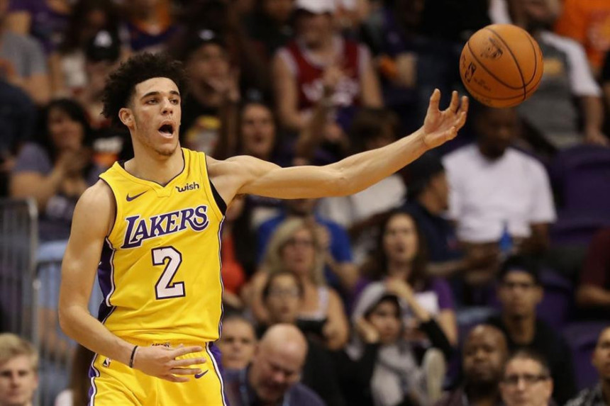 Video: Lonzo Bol - "kida" na terenu i slaže rime!