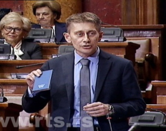 Na sjednicu donio Vučićev indeks