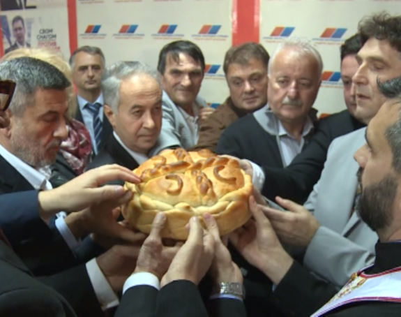 Pjevač i političar okupio sve za sto