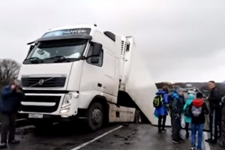 Русија: Камион пропао кроз мост