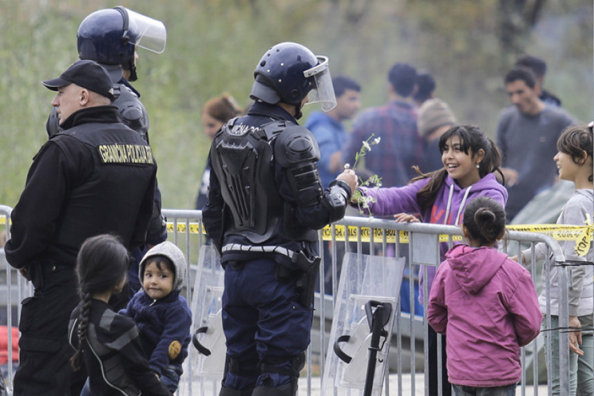 Cvijeće dijelili za policajce 