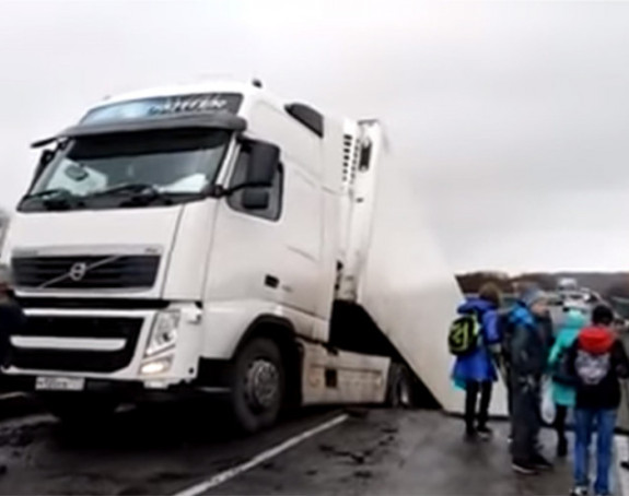 Rusija: Kamion propao kroz most