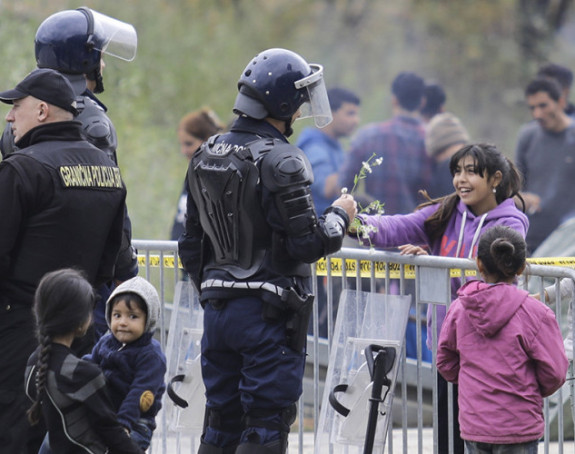 Cvijeće dijelili za policajce 