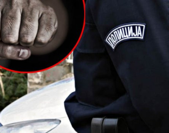 Сви ћутали док је полицајац тукао жену