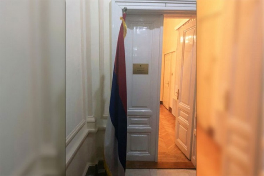 Vraćena zastava RS ispred vrata 