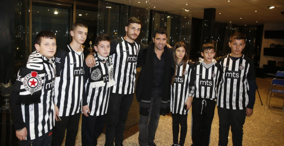 Djeca sa Kosova bodrila Partizan, upoznala Deka!