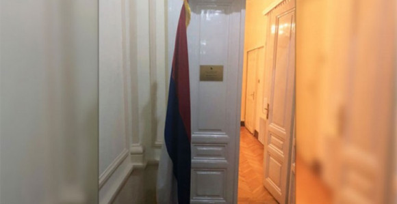 Vraćena zastava RS ispred vrata 