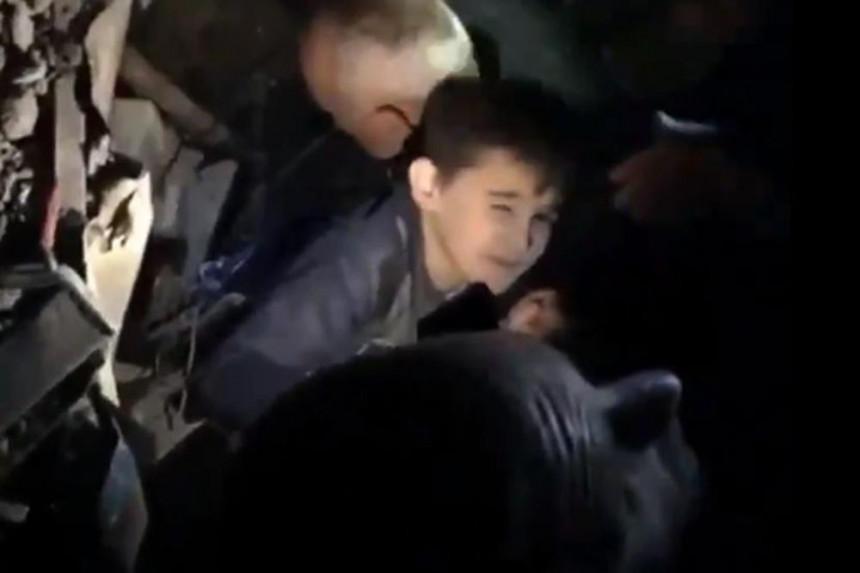 Albanski spasioci izvlače dijete iz ruševina 