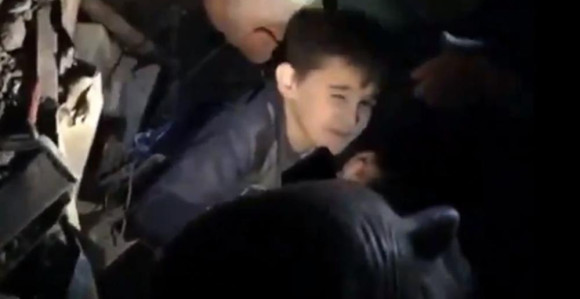 Албански спасиоци извлаче дијете из рушевина 