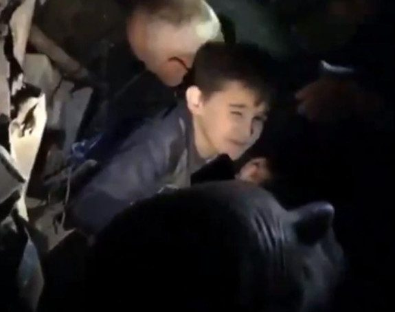 Albanski spasioci izvlače dijete iz ruševina 