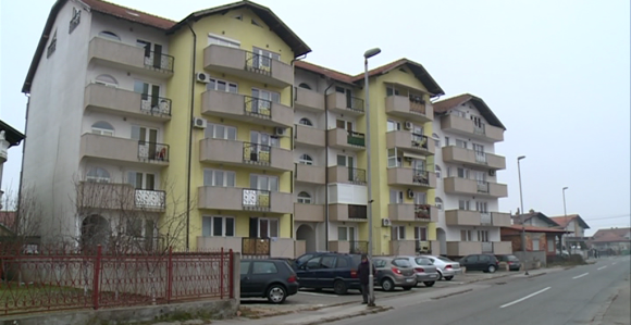 Bijeljina: Zgrada ni na nebu ni na zemlji