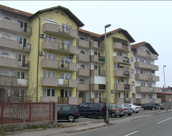 Bijeljina: Zgrada ni na nebu ni na zemlji