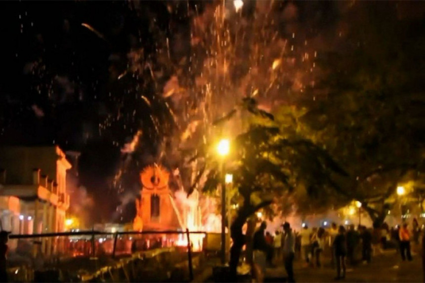 Snažna eksplozija vatrometa na Kubi