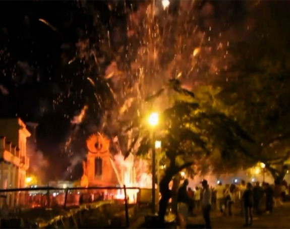 Snažna eksplozija vatrometa na Kubi