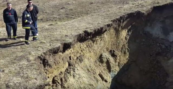 Otvorila se ogromna rupa u zemlji