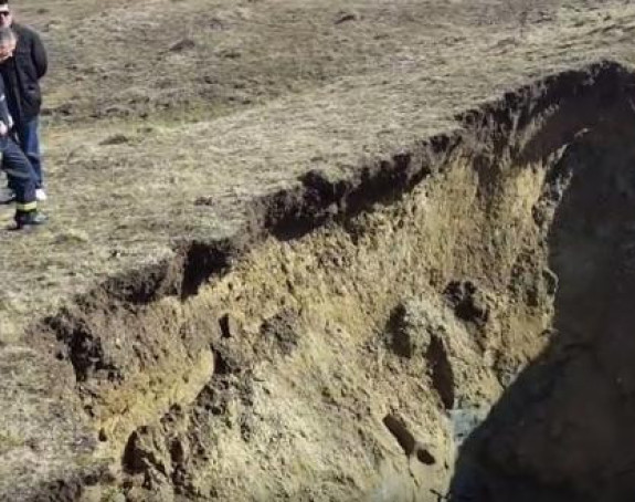 Otvorila se ogromna rupa u zemlji