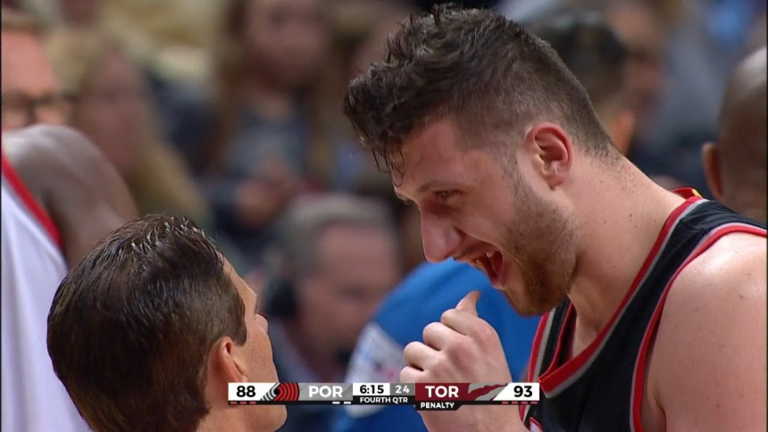Video: Nurkić ostao bez dva zuba i nastavio meč!