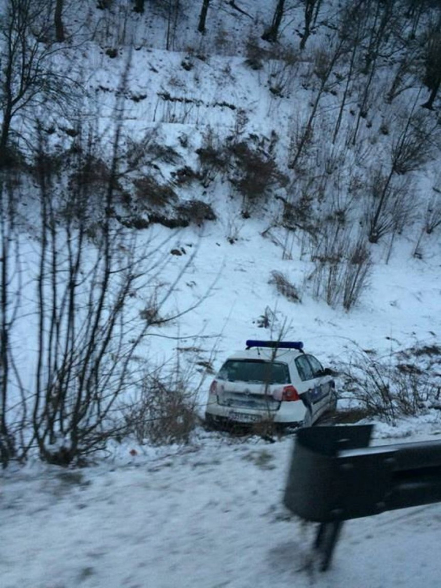 Policijsko auto završilo u kanalu
