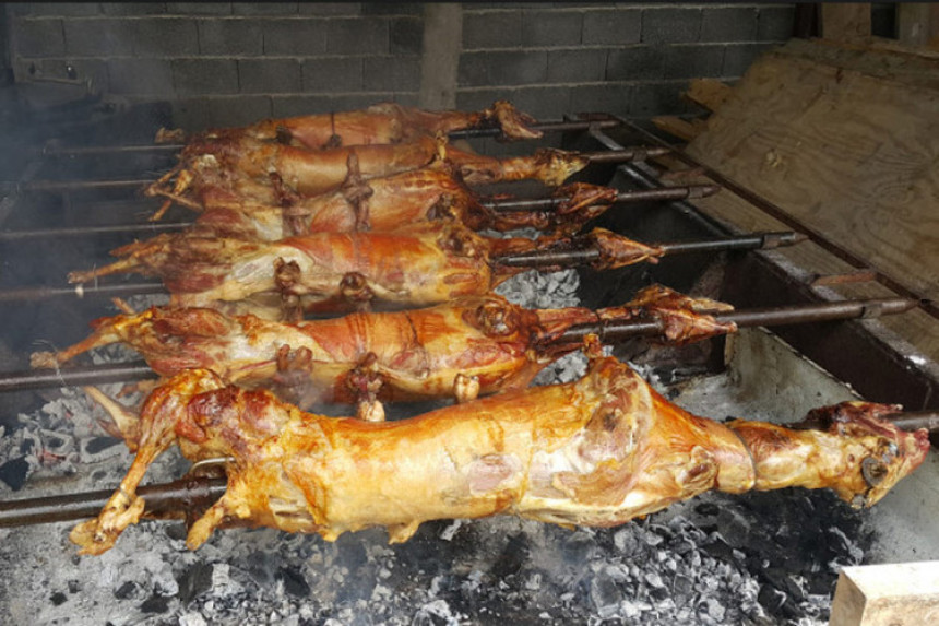 Zbog veće porcije, autom na konobara   