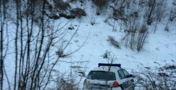 Policijsko auto završilo u kanalu