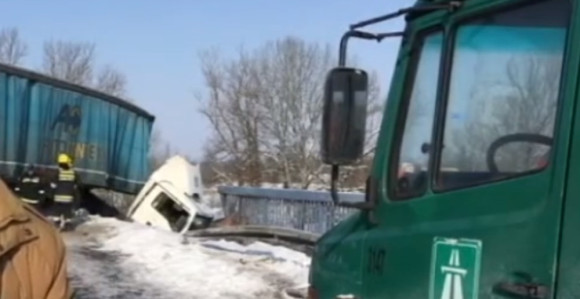 Kamion probio ogradu mosta 