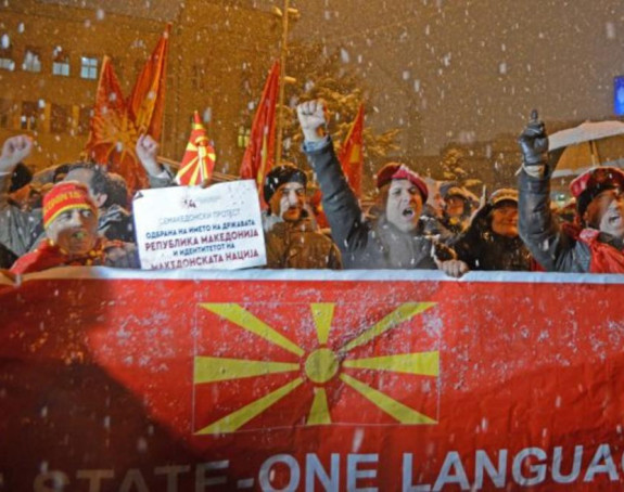 U Skoplju grčka zastava zapaljena