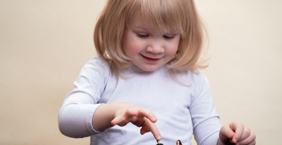 Djeca vrte mame i tate oko malog prsta