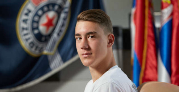 On je novi Zlatan - PSŽ želi Vlahovića od Partizana!
