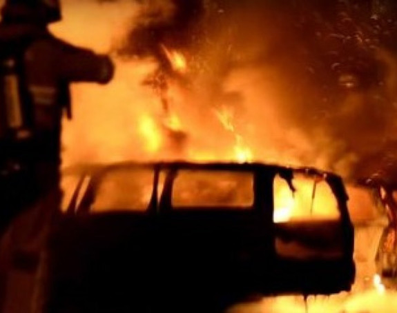 Migranti palili auta i kamenovali policiju